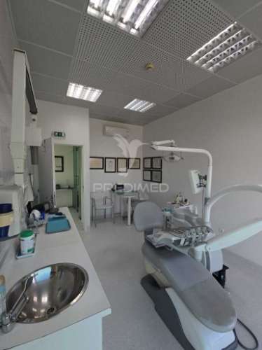 Clínica dentária no centro histórico com potencial para apartamento t2