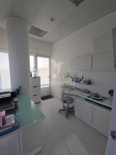 Clínica dentária no centro histórico com potencial para apartamento t2