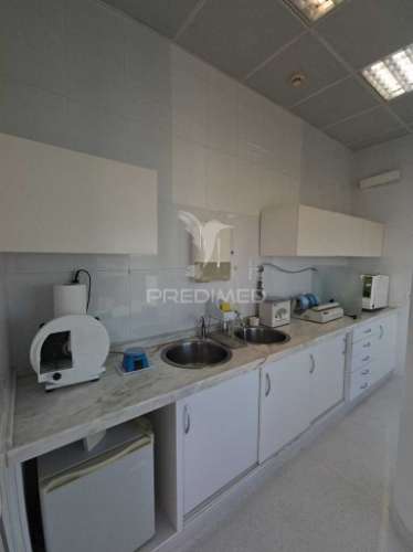 Clínica dentária no centro histórico com potencial para apartamento t2