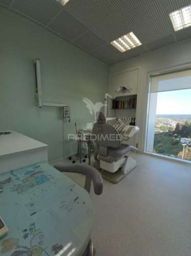 Clínica dentária no centro histórico com potencial para apartamento t2