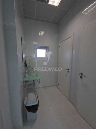 Clínica dentária no centro histórico com potencial para apartamento t2