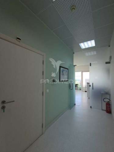 Clínica dentária no centro histórico com potencial para apartamento t2