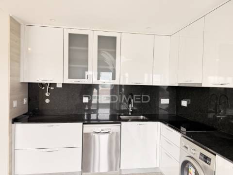 T2 novo c/ garagem e acabamentos de luxo a 5 min da praia