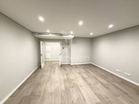 T2 novo c/ garagem e acabamentos de luxo a 5 min da praia