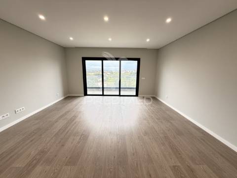 T2 novo c/ garagem e acabamentos de luxo a 5 min da praia