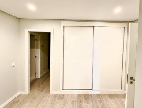 T2 novo c/ garagem e acabamentos de luxo a 5 min da praia