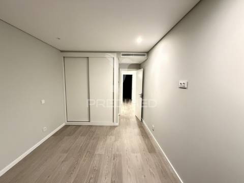 T2 novo c/ garagem e acabamentos de luxo a 5 min da praia
