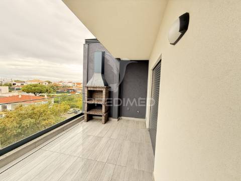 T2 novo c/ garagem e acabamentos de luxo a 5 min da praia