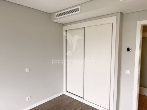 T2 novo c/ garagem e acabamentos de luxo a 5 min da praia