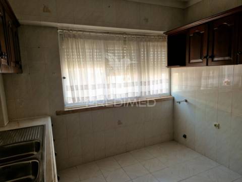 T2 moderno e confortável na pontinha - a dois passos do metro