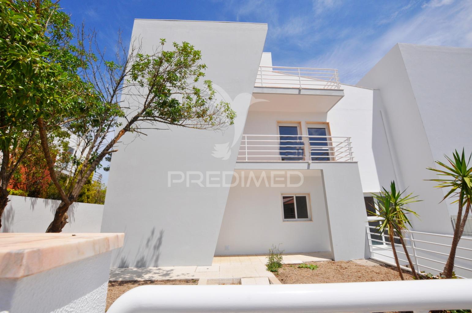 Moradia t4 com áreas amplas, garagem 100m² e vista desafogada!