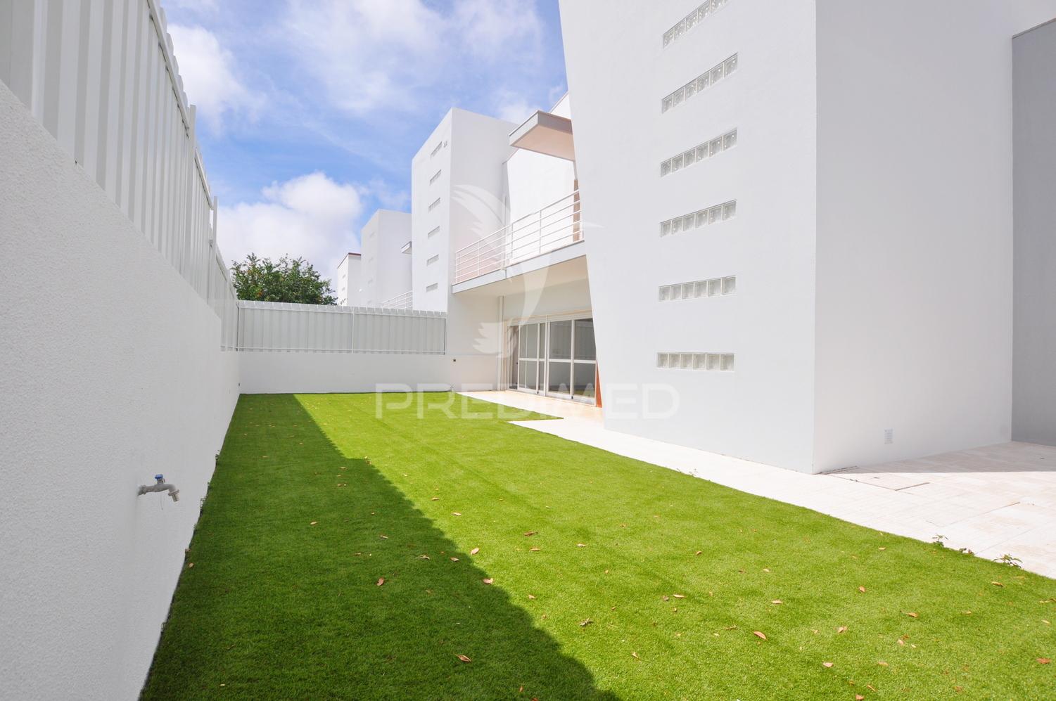 Moradia t4 com áreas amplas, garagem 100m² e vista desafogada!