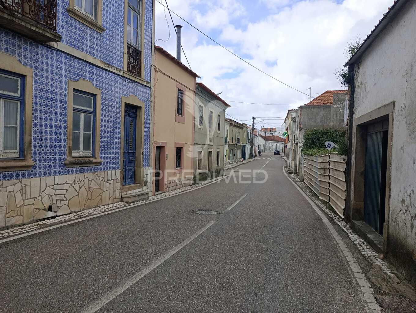 Garagem com 56m2 no centro de aveiras de cima
