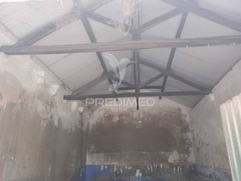 Garagem com 56m2 no centro de aveiras de cima