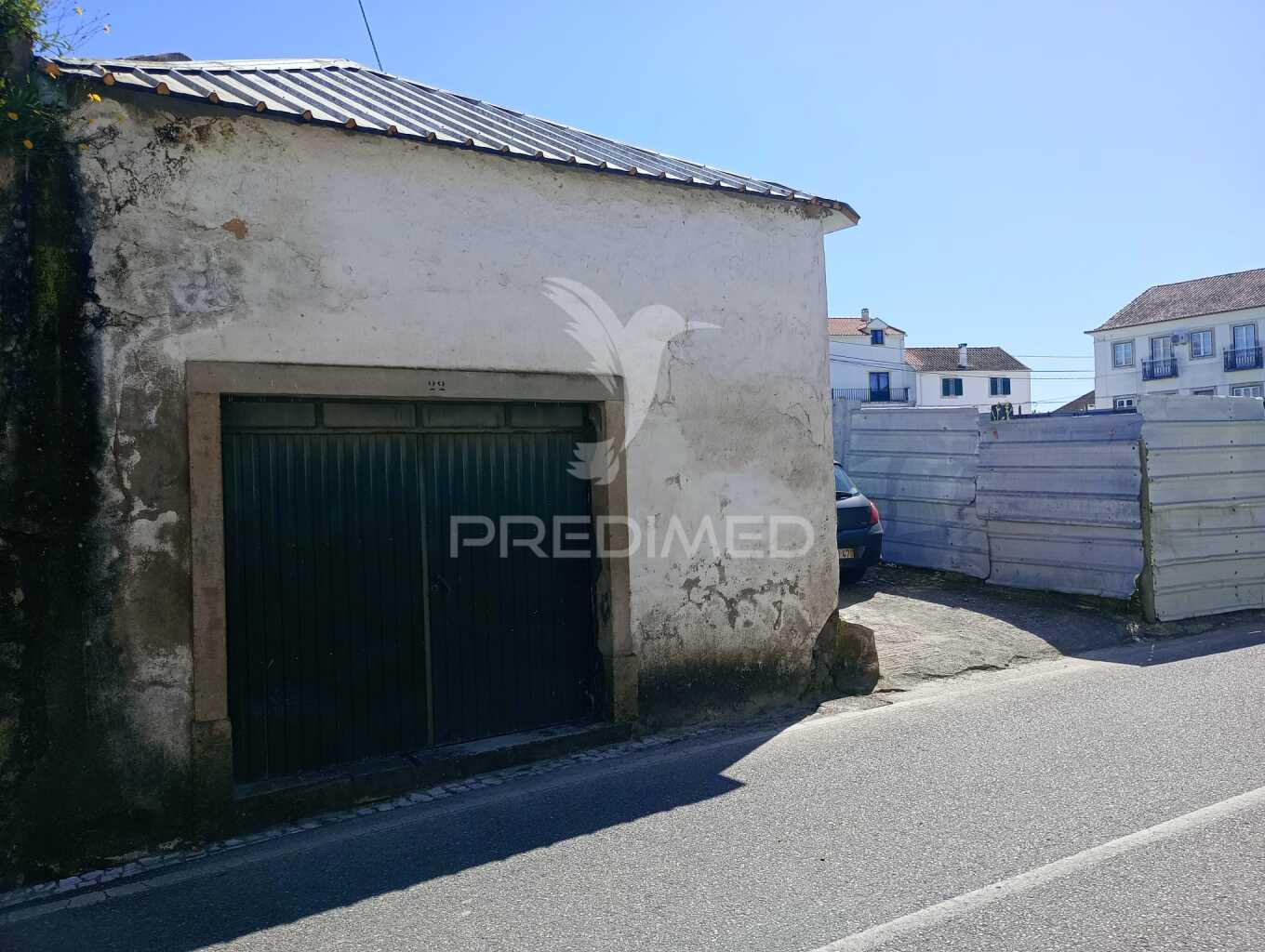 Garagem com 56m2 no centro de aveiras de cima