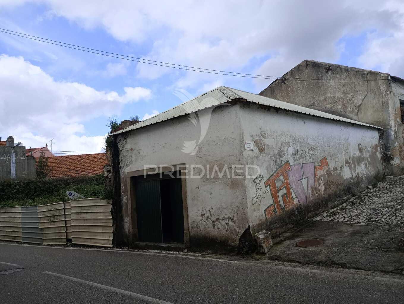 Garagem com 56m2 no centro de aveiras de cima