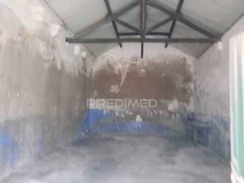 Garagem com 56m2 no centro de aveiras de cima