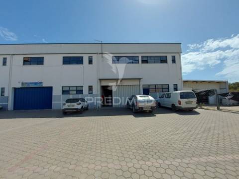 Lagos – grande armazém de 517m2 de 2 níveis em zona industrial