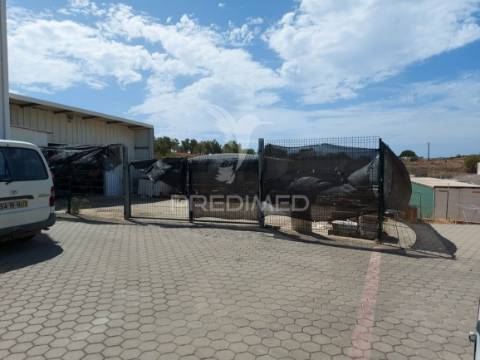 Lagos – grande armazém de 517m2 de 2 níveis em zona industrial
