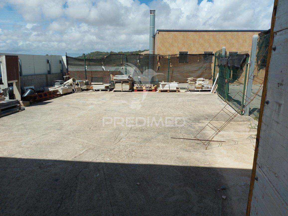 Lagos – grande armazém de 517m2 de 2 níveis em zona industrial