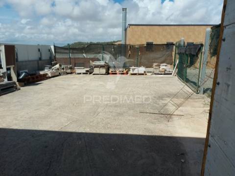 Lagos – grande armazém de 517m2 de 2 níveis em zona industrial