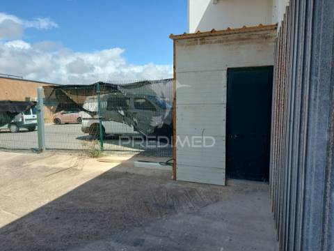 Lagos – grande armazém de 517m2 de 2 níveis em zona industrial