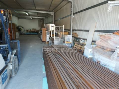 Lagos – grande armazém de 517m2 de 2 níveis em zona industrial