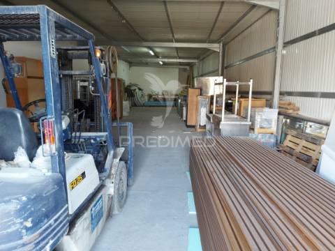 Lagos – grande armazém de 517m2 de 2 níveis em zona industrial