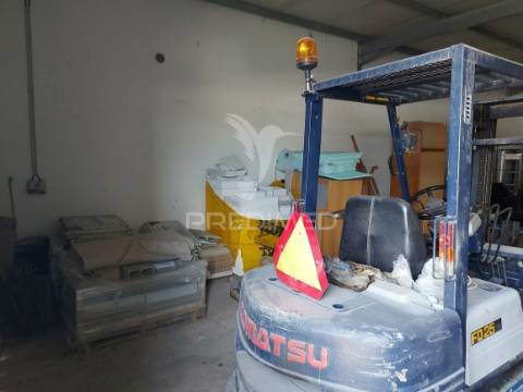 Lagos – grande armazém de 517m2 de 2 níveis em zona industrial