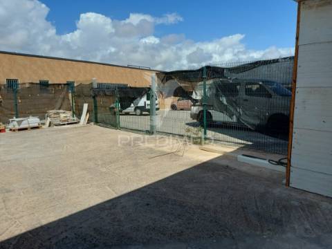 Lagos – grande armazém de 517m2 de 2 níveis em zona industrial