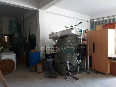 Lagos – grande armazém de 517m2 de 2 níveis em zona industrial
