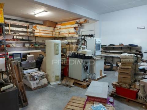 Lagos – grande armazém de 517m2 de 2 níveis em zona industrial