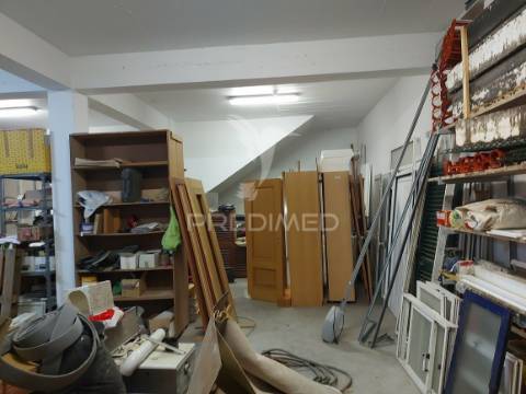 Lagos – grande armazém de 517m2 de 2 níveis em zona industrial