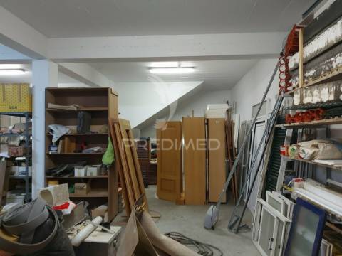 Lagos – grande armazém de 517m2 de 2 níveis em zona industrial