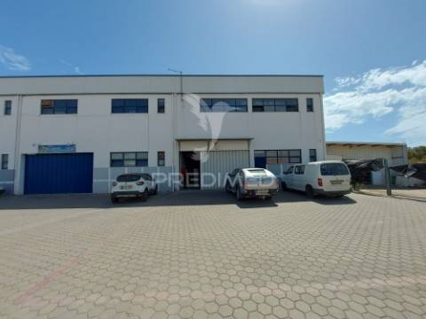 Lagos – grande armazém de 517m2 de 2 níveis em zona industrial