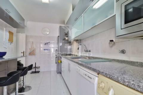 Apartamento com boas áreas e lareira