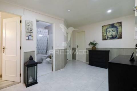 Apartamento com boas áreas e lareira