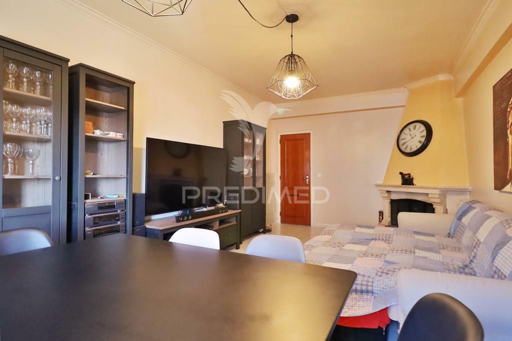 Apartamento com boas áreas e lareira