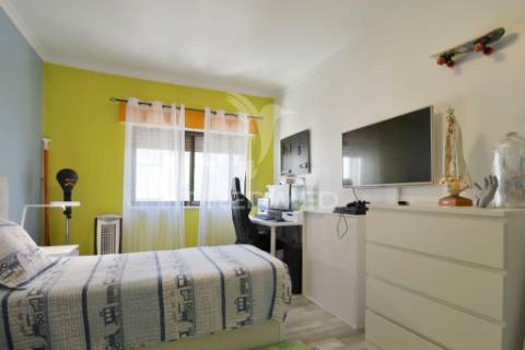 Apartamento com boas áreas e lareira