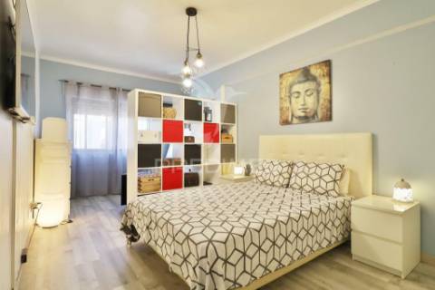 Apartamento com boas áreas e lareira