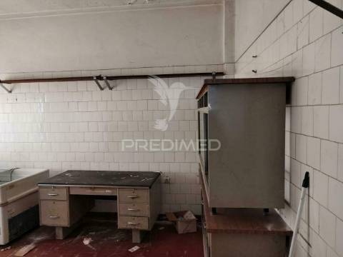 Moradia de tipologia t4 com espaço comercial  riachos - torres novas