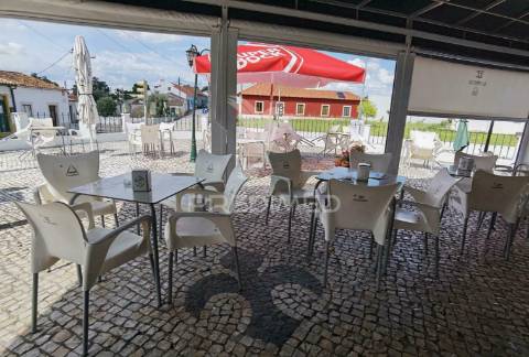 Moradia de tipologia t4 com espaço comercial  riachos - torres novas