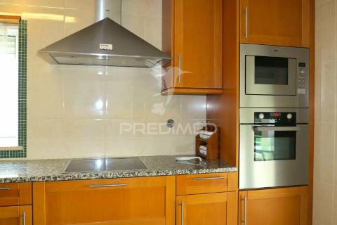 Moradia t4 mais 3 apartamentos para investimento em lote de 918m2