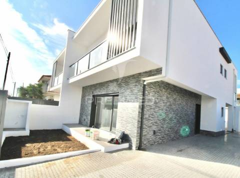 Moradia geminada t3 - fernão ferro