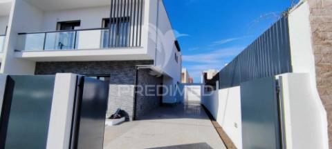Moradia geminada t3 - fernão ferro