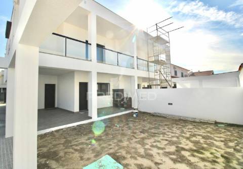 Moradia geminada t3 - fernão ferro