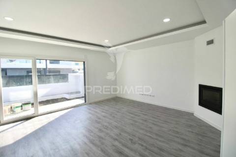 Moradia geminada t3 - fernão ferro