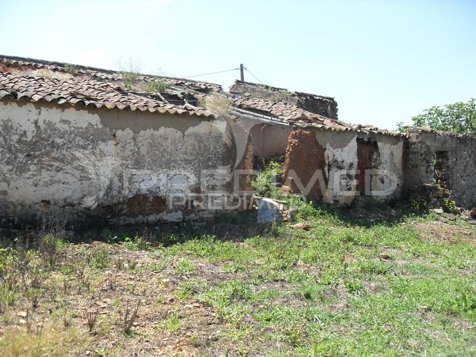 S. bartolomeu messines. terreno misto com habitação em ruínas