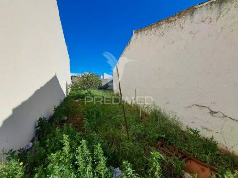 Terreno urbano com construção antiga no centro de quarteira