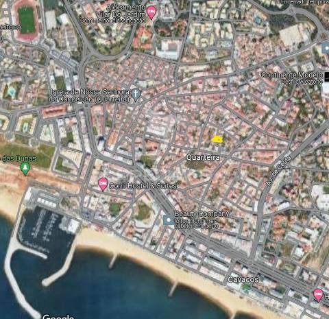 Terreno urbano com construção antiga no centro de quarteira